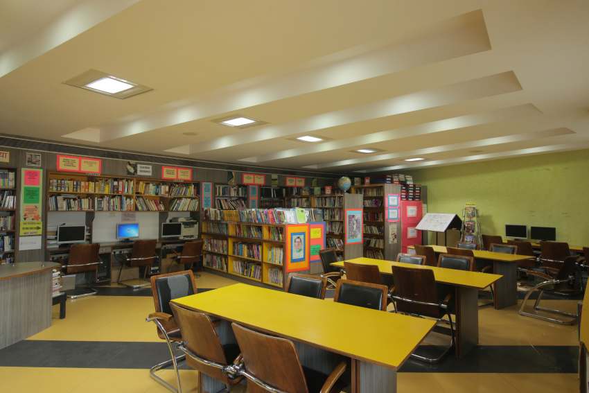 school with library,students of gd goenka studying in library
