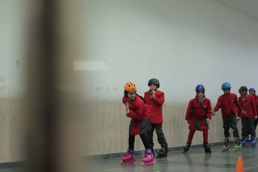 best school in sports,students of gd goenka practising roller skating